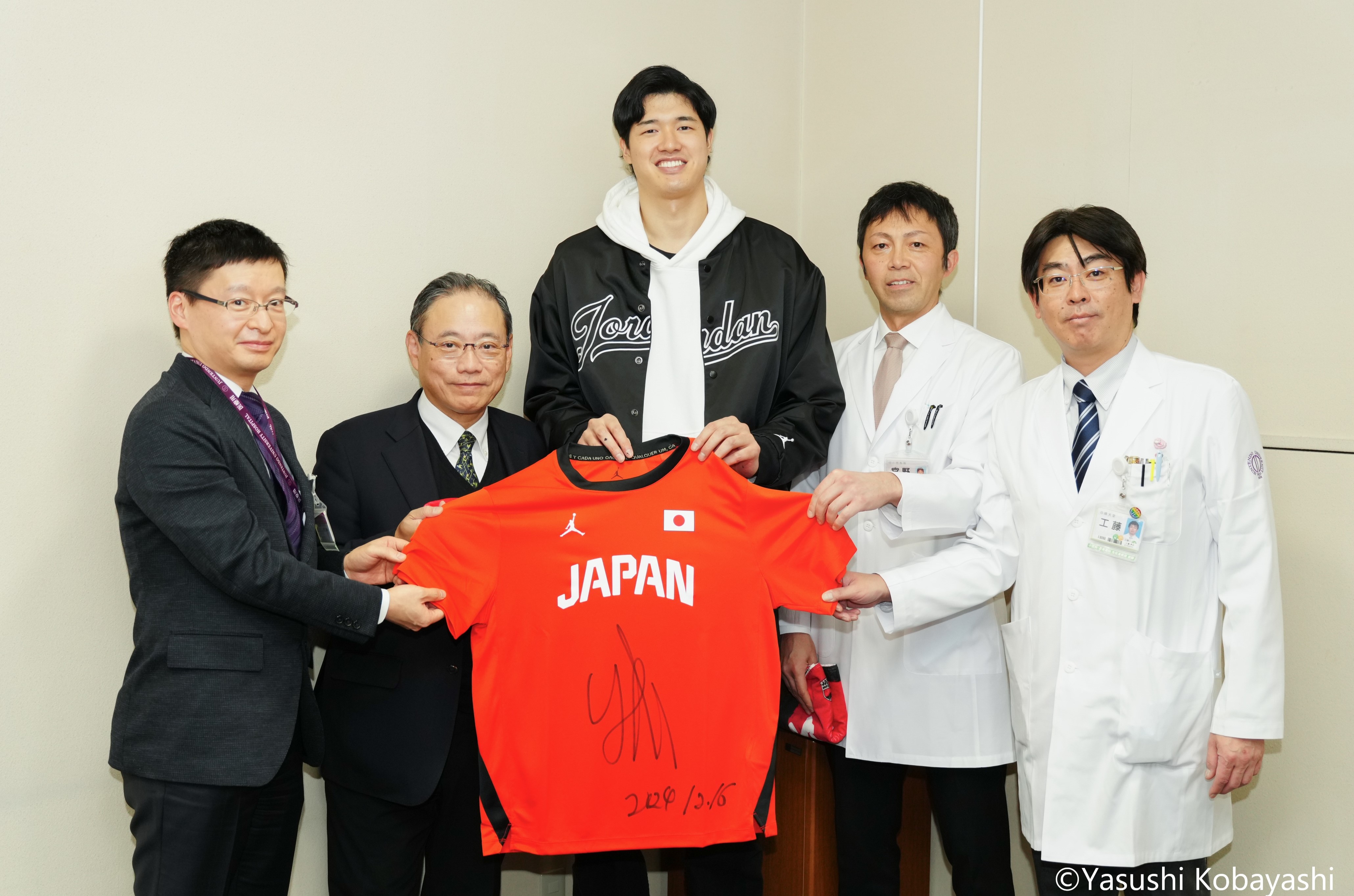 バスケットボール日本代表の渡邉雄太選手が小児病棟を訪問されました